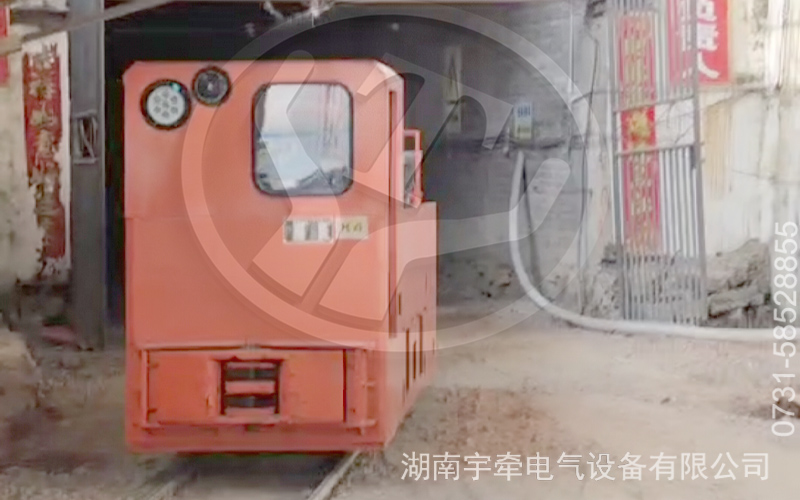 10噸架線式電機(jī)車投入礦山生產(chǎn).jpg